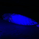 Surfbrett-Anhänger aus Maserholz und blau-weißem Epoxidharz, hochglanzpoliert, ca. 6,5 × 2 cm. An schwarzer Lederkette mit Edelstahl-Karabiner und 5-cm-Verlängerung; Edelstahl-Öse. Im Tageslicht lagunenblau, unter Schwarzlicht fluoreszierend – ideal als Party-/Festival-Schmuck. Handgefertigtes Unikat, Lieferung in edler Schmuckbox.