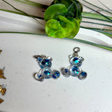 Bärchen-Anhänger aus Harz – Blaue Holoflakes (Edelstahlöse)