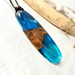 Ovaler Holz-Harz Anhänger – Maserholz in tiefblauem Epoxidharz, maritimer Schmuck für Meerliebhaber, Atoll Unikat