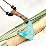 Angelhaken Anhänger aus braunem Maserholz und türkis hellblauem Epoxidharz am schwarzen Lederband mit Onyxperlen, Hei Matau Naturschmuck im Māori Stil