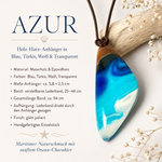 Produktinfografik Azur – Holz-Harz-Anhänger aus Maserholz und Epoxidharz in Blau, Türkis, Weiß und Transparent, ca. 5,8 × 2,5 cm, verstellbares Lederband 25–44 cm, handgefertigtes Einzelstück