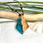 Anhänger aus hellem Goldfield Maserholz (Eukalyptus) und türkis metallischem Epoxidharz am braunen Lederband mit Holzperlen, maritimer Holz Harz Naturschmuck