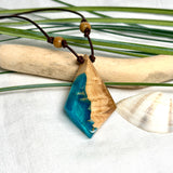 Anhänger aus hellem Goldfield Maserholz (Eukalyptus) und türkis metallischem Epoxidharz am braunen Lederband mit Holzperlen, maritimer Holz Harz Naturschmuck