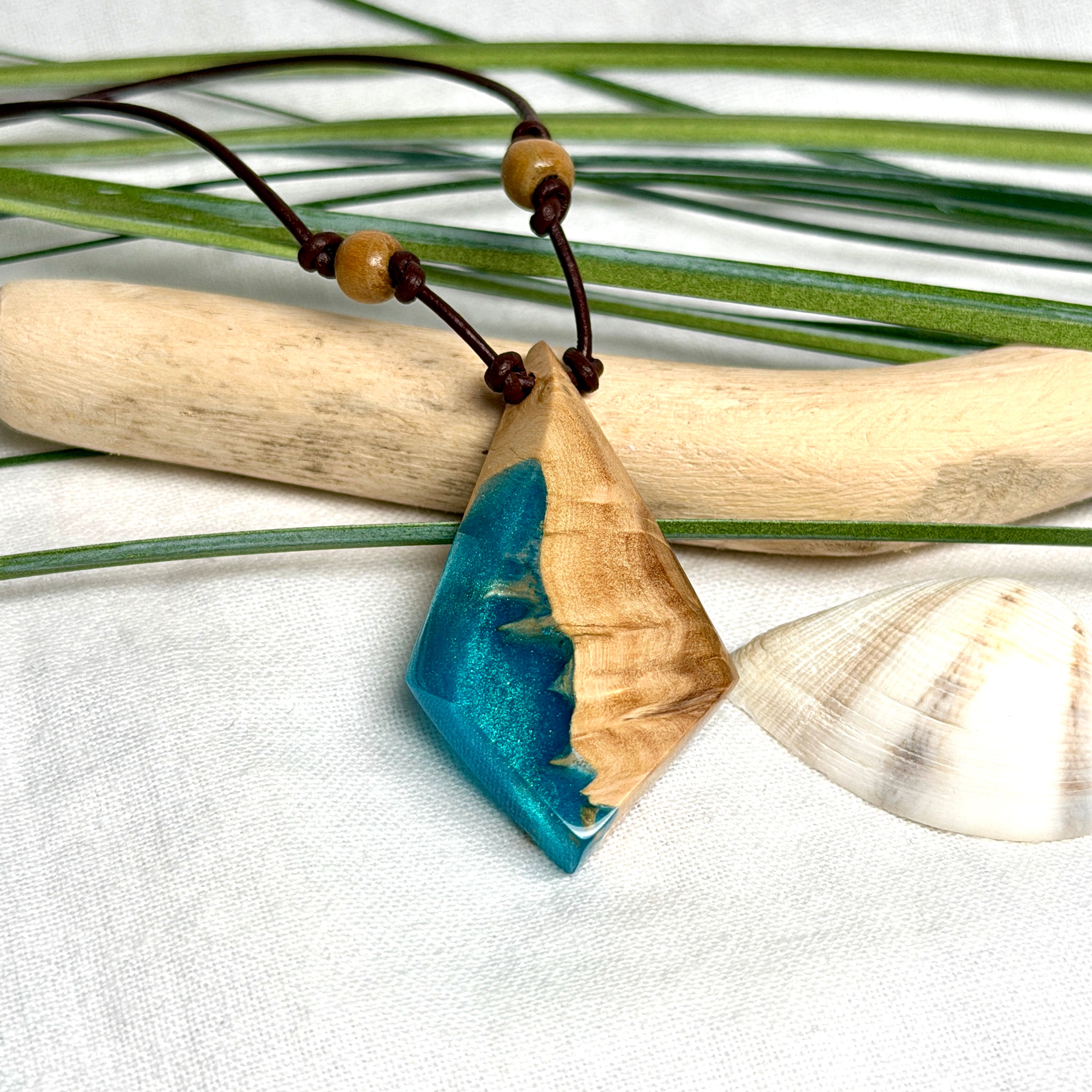 Anhänger aus hellem Goldfield Maserholz (Eukalyptus) und türkis metallischem Epoxidharz am braunen Lederband mit Holzperlen, maritimer Holz Harz Naturschmuck