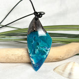 Anhänger aus dunklem Maserholz und Epoxidharz in Blau Türkis mit weißer Wellenstruktur am schwarzen Lederband, maritimer Holz Harz Naturschmuck unisex