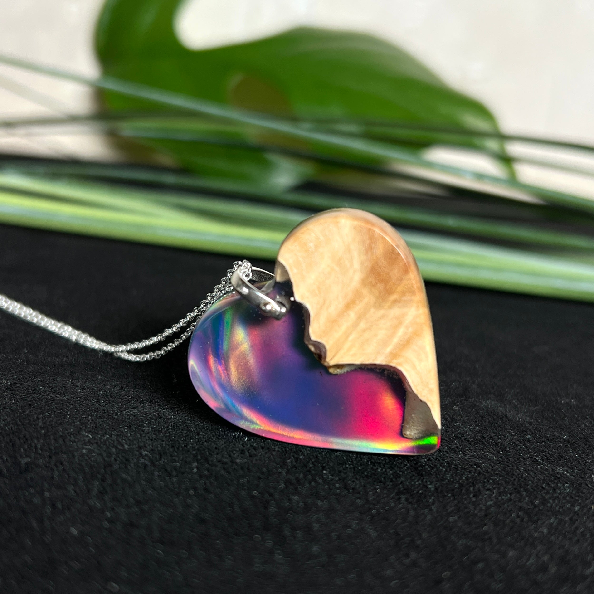 Handgefertigter Herzanhänger aus Maserholz und schimmerndem Opalharz, inspiriert von den Farben der Aurora Borealis. Das Holz zeigt eine feine Maserung, das Harz leuchtet in Rosa-, Blau- und Violetttönen. Mit zarter 925 Silber-Ankerkette (1 mm stark, 45 cm lang) und Silberöse. Ein edles Unikat in liebevoller Handarbeit gefertigt.