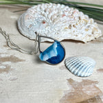 „Lagunenlicht“ – Tropfenanhänger mit handmodellierter 3D-Welle und feinem Glitzereffekt. Klarer Harzlook in Blau/Türkis, gefasst in Silber-Legierung. Größe ca. 3,5 × 2 cm. Geliefert an einer versilberten Kette (ca. 56 cm). Hochglänzend , maritimer Unikatcharakter.