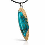 Maserholz und türkisfarbenem Resin mit Edelstahl Anhängerschlaufe an schwarzer Lederkette mit Karabiner und Verlängerung. Filigraner Ocean Anhänger inspiriert von Meer und Wellen, natürlicher Unikat Schmuck für Damen und Herren.