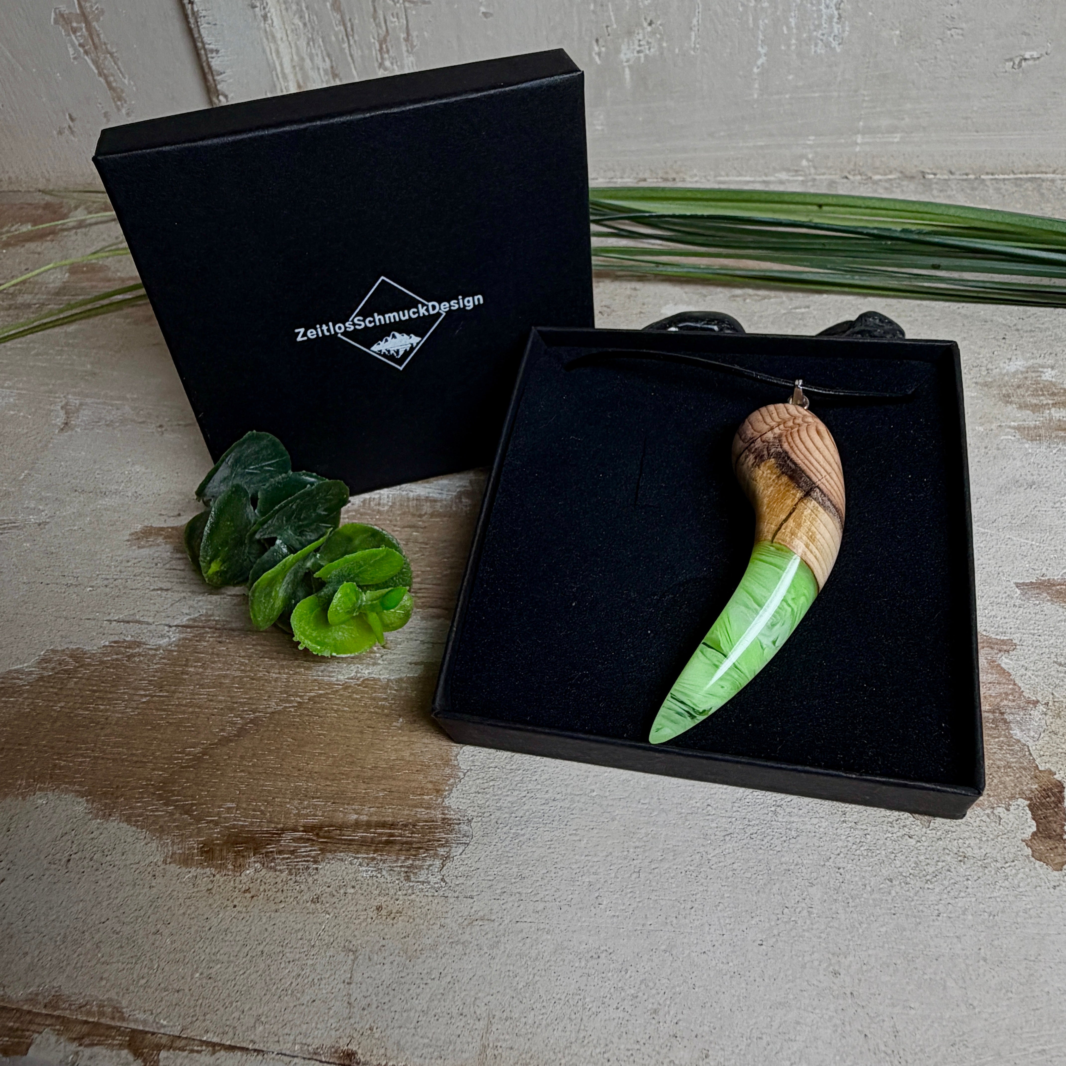 Handgefertigter Unikat-Kettenanhänger aus Eibenholz und Epoxidharz (transparent grün-weiß), hochglanzpoliert, Lederkette mit Edelstahlöse – Schwarzlicht fluoreszierend.