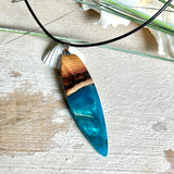 Handgefertigter Surfbrett-Anhänger aus Edelholz & Harz in Türkis mit Metallic-Schimmer. Edelstahlöse, Lederkette 45 + 5 cm Verlängerung.