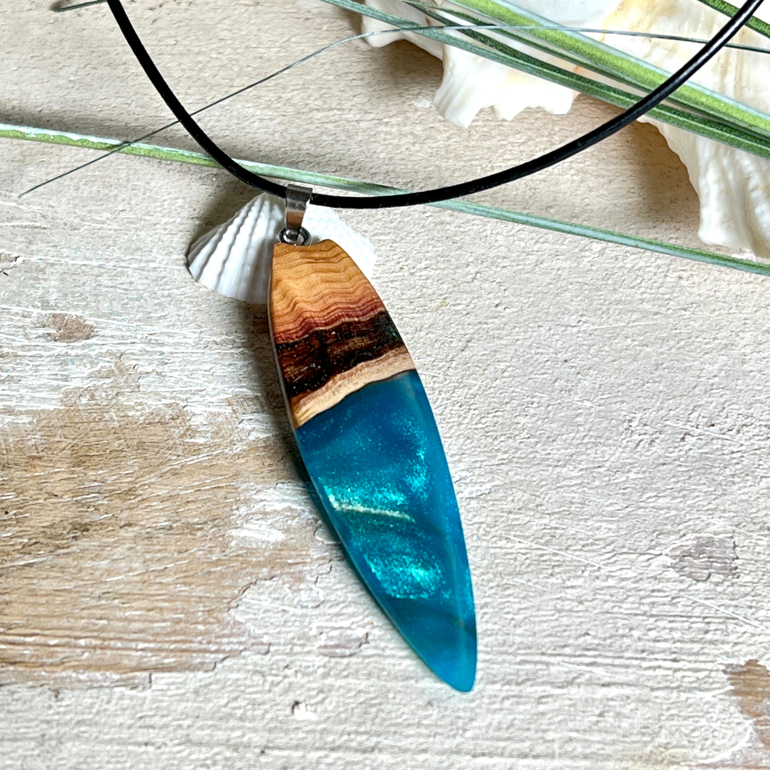 Handgefertigter Surfbrett-Anhänger aus Edelholz & Harz in Türkis mit Metallic-Schimmer. Edelstahlöse, Lederkette 45 + 5 cm Verlängerung.