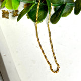 Vergoldete Panzerkette „Golden Grace“ aus 925 Sterling Silber in feiner Gliederung, 1,5 mm dick, 45 cm lang. Eleganter Goldglanz mit stabilem Federringverschluss. Ideal als Solokette oder für Anhänger – zeitlos, hochwertig und stilvoll.