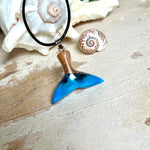 Handgefertigter Walflossen-Anhänger aus Olivenholz und Epoxidharz in Blau-Grün-Weiß, polierte Oberfläche, Edelstahl-Öse. Schwarze Lederkette 45 cm mit Edelstahl-Karabinerverschluss und 5 cm Edelstahl-Verlängerung. Anhängergröße ca. 2,5 × 3,2 cm, maritime Produktfotografie.