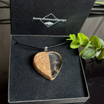 Pusteblumen Herzanhänger aus Olivenholz und glasklarem Epoxidharz, echte Löwenzahnsamen im Harz schwebend, schwarze Lederkette, handgefertigter Naturschmuck in Schmuckbox. 