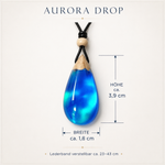 Größenbild des handgefertigten Aurora Drop Tropfenanhängers aus Maserholz und blau-grün schimmerndem Epoxidharz mit Maßangaben: Höhe ca. 3,9 cm, Breite ca. 1,8 cm, Lederband verstellbar ca. 23–43 cm.