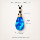 Größenbild des handgefertigten Aurora Drop Tropfenanhängers aus Maserholz und blau-grün schimmerndem Epoxidharz mit Maßangaben: Höhe ca. 3,9 cm, Breite ca. 1,8 cm, Lederband verstellbar ca. 23–43 cm.