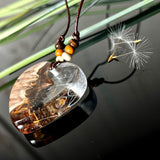 Handgefertigter Herzanhänger Pusteblumenzauber aus Maserholz und klarem Epoxidharz mit echter Pusteblume. Das Design vereint natürliche Maserstrukturen mit der Leichtigkeit schwebender Pusteblumenschirmchen – ein edles, naturverbundenes Schmuckstück mit Symbolkraft. Ideal für Naturliebhaber, Träumer und alle, die das Besondere suchen.