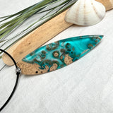 Surfboard Anhänger aus braunem Maserholz und türkisem Epoxidharz in Lagunenoptik an schwarzer Lederkette, maritimer Holz Harz Naturschmuck unisex