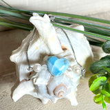 Larimar Herzarmband aus Edelstahl, größenverstellbar, mit Süßwasserperlen und facettiertem Bergkristall. Handgefertigt, edel und einzigartig.