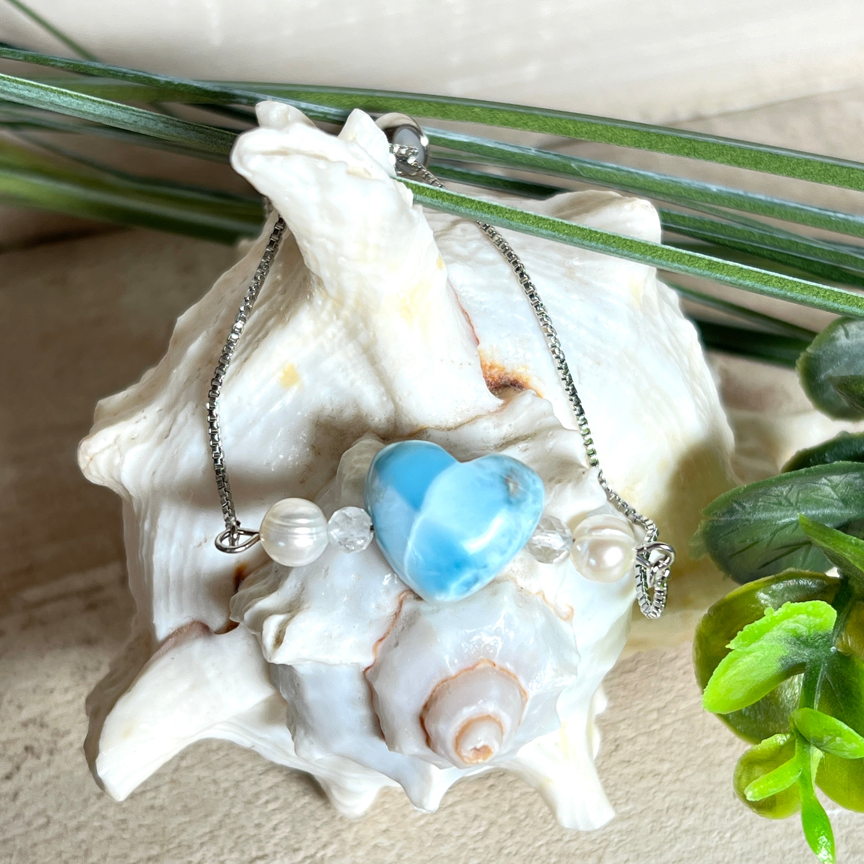 Larimar Herzarmband aus Edelstahl, größenverstellbar, mit Süßwasserperlen und facettiertem Bergkristall. Handgefertigt, edel und einzigartig.