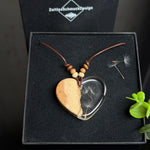 Herzförmige Resin Halskette mit Goldfield-Maserholz mit schwebenden echten Pusteblumen-Samen im glasklaren Harz, braunes Lederband mit Holzperlen, handgefertigter Naturschmuck.