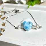 Larimar Herzarmband aus Edelstahl, größenverstellbar, mit Süßwasserperlen und facettiertem Bergkristall. Handgefertigt, edel und einzigartig.
