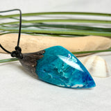 Anhänger aus dunklem Maserholz und Epoxidharz in Blau Türkis mit weißer Wellenstruktur am schwarzen Lederband, maritimer Holz Harz Naturschmuck unisex