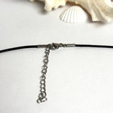 Surfbrett Kette aus Maserholz und Resin mit schwarzer Lederkette