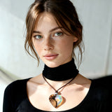 Handgefertigter Herzanhänger aus Olivenholz und schimmerndem Opalharz (Resin Colloidal Imitation Opal) – ein hochwertiges Harz mit feinen, lichtreflektierenden Partikeln, die an echte Opale erinnern. Je nach Licht schimmert der Anhänger in Regenbogenfarben. Mit braunem Lederband und silberfarbener Perle. Jedes Stück ein liebevoll gefertigtes Unikat.