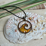 “Runder Wellenanhänger aus Edelstahl mit Bernstein-Harz-Inlay, Jaspisperle & facettiertem Bergkristall an schwarzer Lederkette (45 cm + 5 cm).”