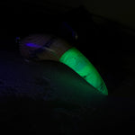 Handgefertigter Unikat-Kettenanhänger aus Eibenholz und Epoxidharz (transparent grün-weiß), hochglanzpoliert, Lederkette mit Edelstahlöse – Schwarzlicht fluoreszierend.