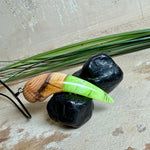 Handgefertigter Unikat-Kettenanhänger aus Eibenholz und Epoxidharz (transparent grün-weiß), hochglanzpoliert, Lederkette mit Edelstahlöse – Schwarzlicht fluoreszierend.