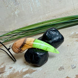 Handgefertigter Unikat-Kettenanhänger aus Eibenholz und Epoxidharz (transparent grün-weiß), hochglanzpoliert, Lederkette mit Edelstahlöse – Schwarzlicht fluoreszierend.