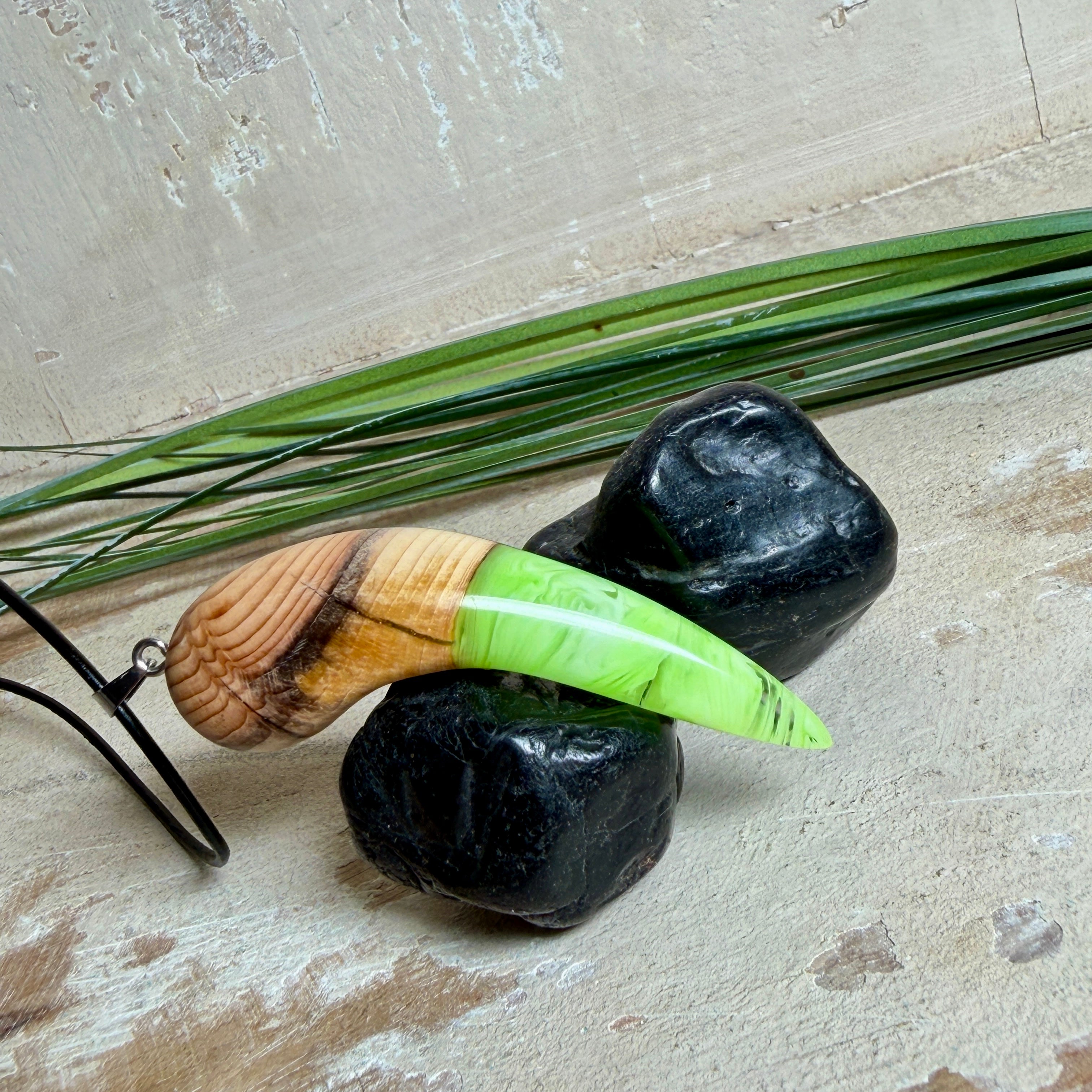 Handgefertigter Unikat-Kettenanhänger aus Eibenholz und Epoxidharz (transparent grün-weiß), hochglanzpoliert, Lederkette mit Edelstahlöse – Schwarzlicht fluoreszierend.