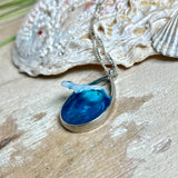 Lagunenlicht – 3D Wellen-Tropfen in Silber, Glitzer, Kette 56 cm