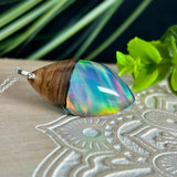 Handgefertigter Anhänger aus Olivenholz, Harz & Labor-Opal mit Aurora-Borealis-Schimmer, 925-Silberkette, einzigartiges Design , Geschenk