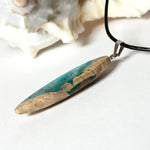 Maserholz und türkisfarbenem Resin mit Edelstahl Anhängerschlaufe an schwarzer Lederkette mit Karabiner und Verlängerung. Filigraner Ocean Anhänger inspiriert von Meer und Wellen, natürlicher Unikat Schmuck für Damen und Herren.