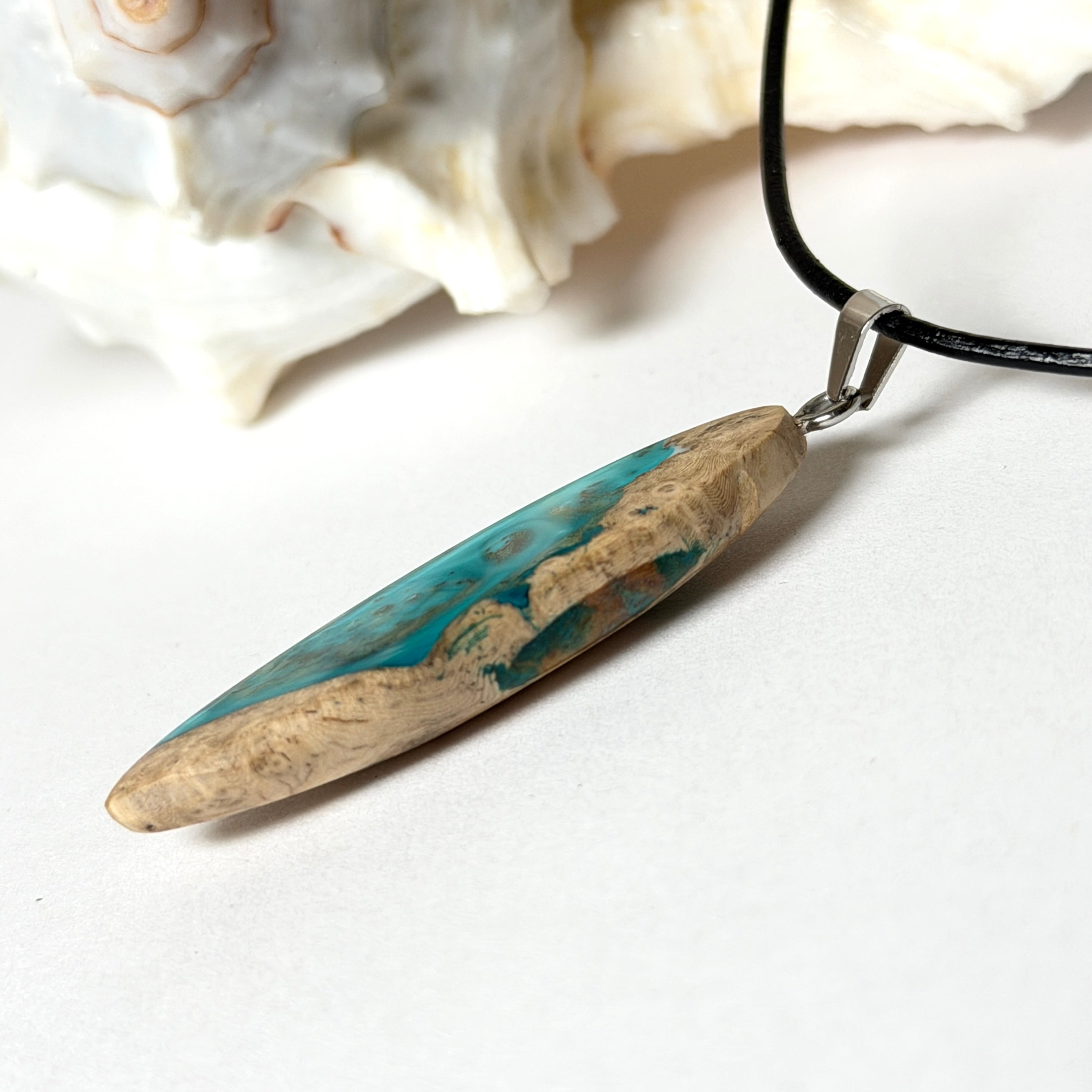 Maserholz und türkisfarbenem Resin mit Edelstahl Anhängerschlaufe an schwarzer Lederkette mit Karabiner und Verlängerung. Filigraner Ocean Anhänger inspiriert von Meer und Wellen, natürlicher Unikat Schmuck für Damen und Herren.