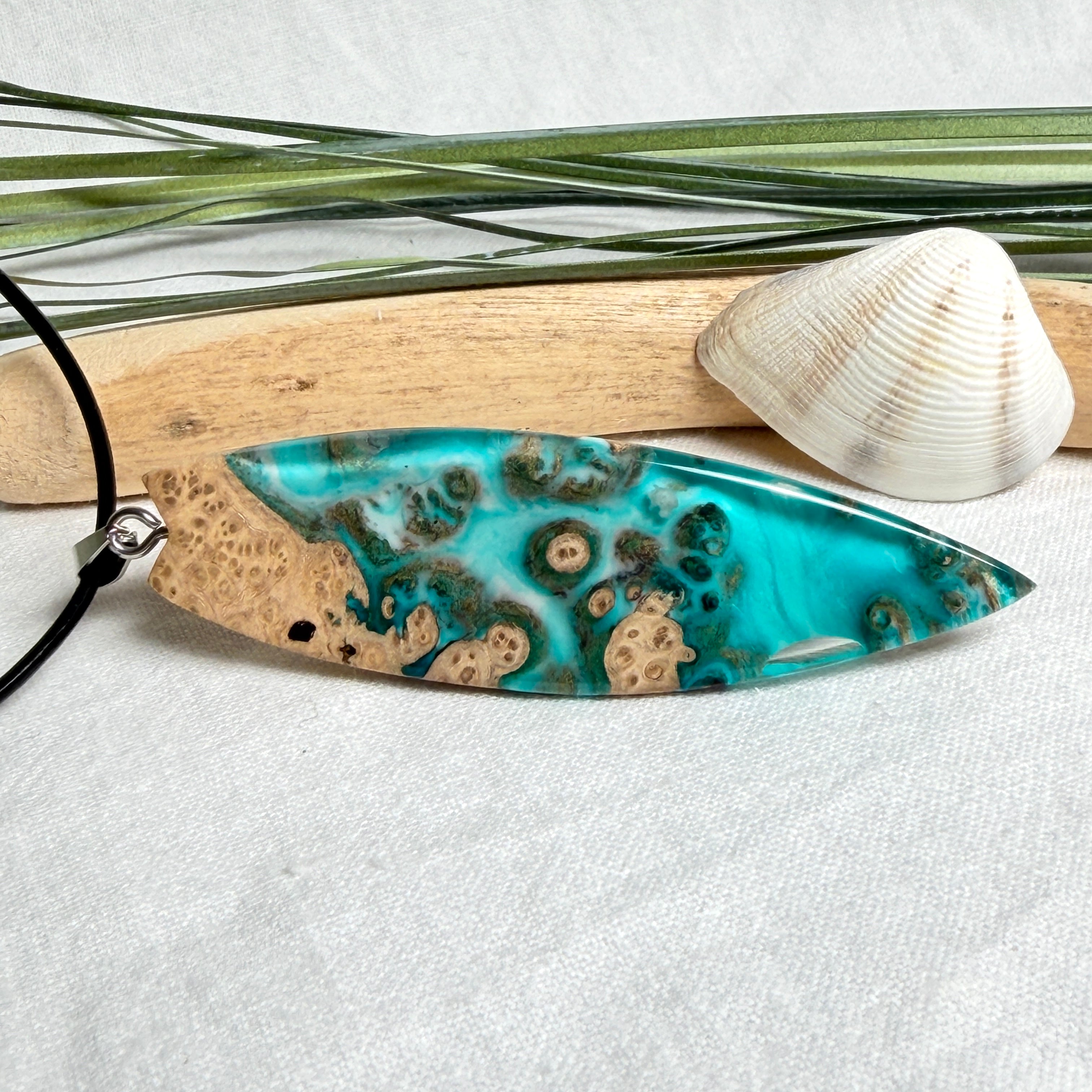 Surfboard Anhänger aus braunem Maserholz und türkisem Epoxidharz in Lagunenoptik an schwarzer Lederkette, maritimer Holz Harz Naturschmuck unisex