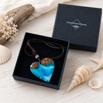 Handgefertigte OZEANHERZ Halskette aus Maserholz und blau-weißem Epoxidharz mit verstellbarem Lederband in schwarzer Schmuckbox von ZeitlosSchmuckDesign, maritimer Herz Anhänger im Boho Stil als einzigartiges Schmuck Unikat.