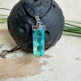 Aqua Aura Rohkristall Anhänger mit Lederkette | 925 Silber