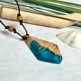 Anhänger aus hellem Goldfield Maserholz (Eukalyptus) und türkis metallischem Epoxidharz am braunen Lederband mit Holzperlen, maritimer Holz Harz Naturschmuck