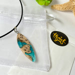 Edelstahl Anhängerschlaufe an schwarzer Lederkette mit Karabiner und Verlängerung. Filigraner Ocean Anhänger inspiriert von Meer und Wellen, natürlicher Unikat Schmuck für Damen und Herren.