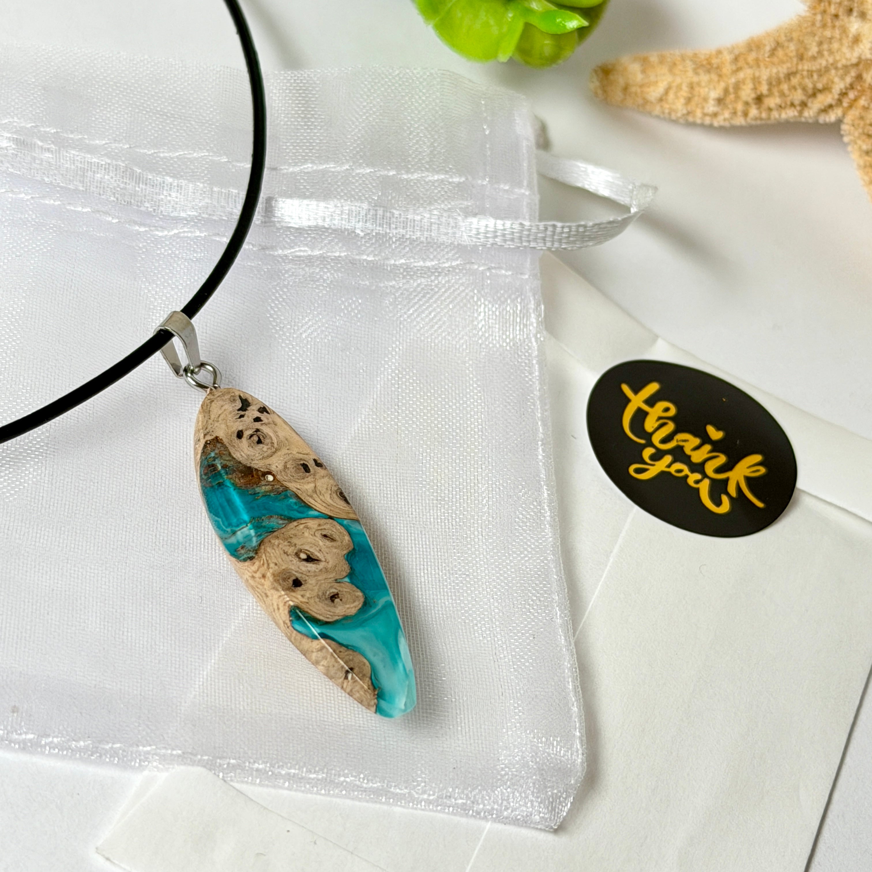 Edelstahl Anhängerschlaufe an schwarzer Lederkette mit Karabiner und Verlängerung. Filigraner Ocean Anhänger inspiriert von Meer und Wellen, natürlicher Unikat Schmuck für Damen und Herren.