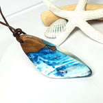 Azur Halskette – handgefertigter Holz-Harz Anhänger mit tiefblauem Ozean-Verlauf und weißen Schaumakzenten, Unisex Schmuck