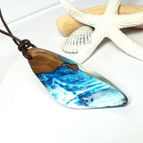 Azur Halskette – handgefertigter Holz-Harz Anhänger mit tiefblauem Ozean-Verlauf und weißen Schaumakzenten, Unisex Schmuck