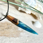 Handgefertigter Surfbrett-Anhänger aus Edelholz & Harz in Türkis mit Metallic-Schimmer. Edelstahlöse, Lederkette 45 + 5 cm Verlängerung.