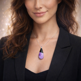 „Lavendelglanz“ – Handgefertigter Anhänger aus Ebenholz & violettem Harz mit 925er Silberkette