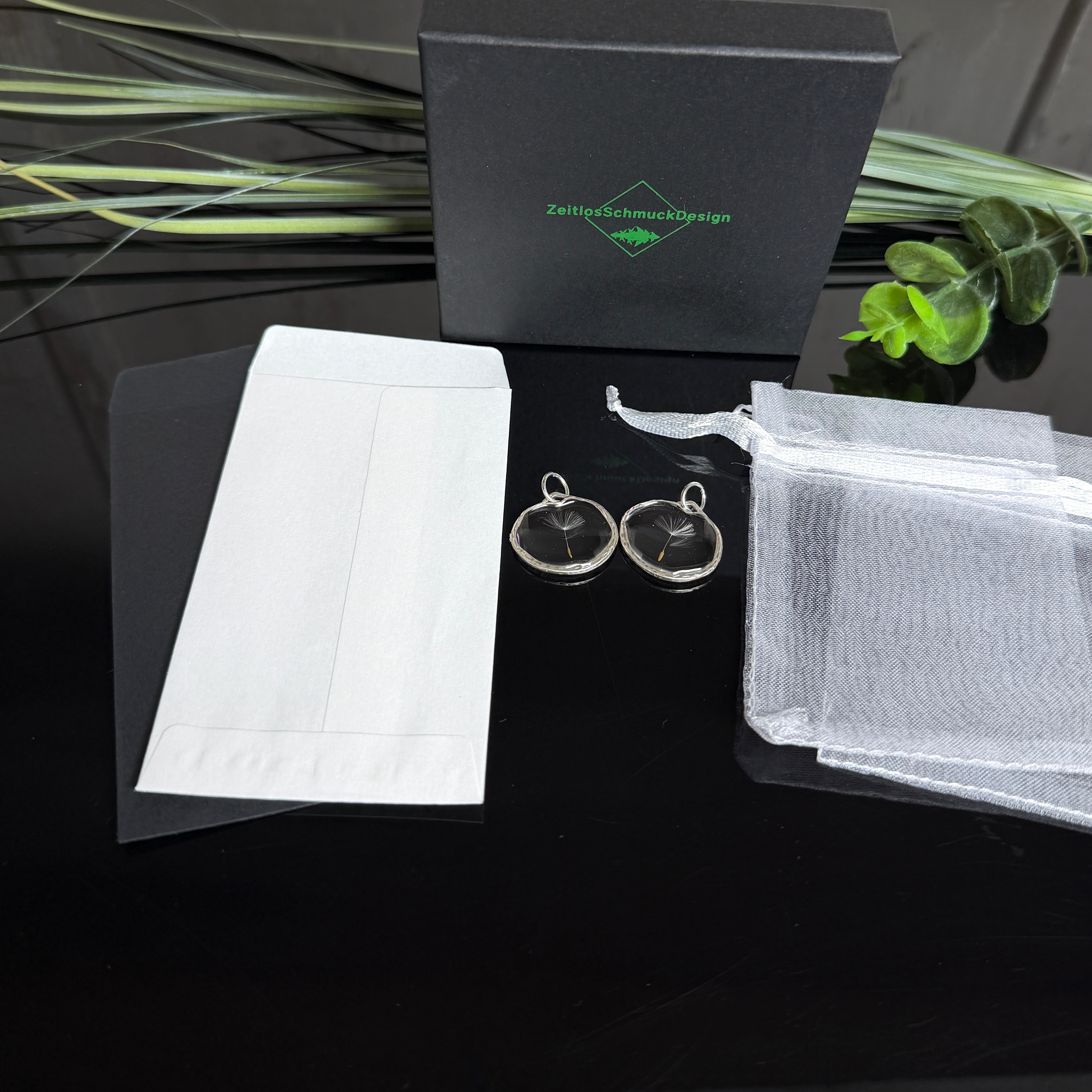 Handgemachtes 2er Set Pusteblumen-Anhänger mit echtem Samen in klarem Resin, silberfarbene Fassung, liebevoll verpackt im Schmucksäckchen mit Geschenk-Extra Schmuckschachtel von ZeitlosSchmuckDesign
