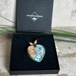 Handgefertigter Herzanhänger aus Maserholz und transparentem Ocean-Harz mit echtem Seestern und Muscheln. Die zarten Aqua-Farben erinnern an Meereswellen. Lederband verstellbar mit Holzperlen. Größe ca. 3,5 × 3,2 cm. Natürliches, maritimes Unikat von ZeitlosSchmuckDesign